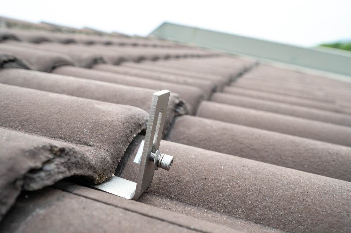 Roof mounting bracket fixed to the tiles